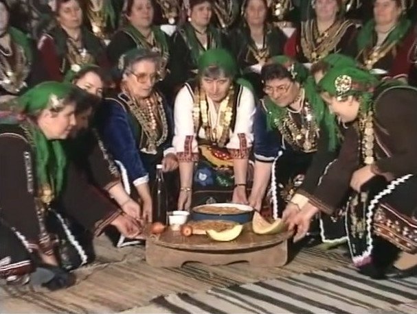 Χριστούγεννα στη Θράκη: Τα κόλιαντα, η Μπάμπω και ο Πουρπούρης [εικόνες]  | iefimerida.gr 2