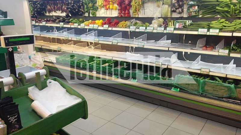 Οι κάτοικοι στα αποκλεισμένα νησιά κάνουν «επιδρομές» για προμήθειες -Αδεια ράφια σε Μύκονο και Τήνο [εικόνες] | iefimerida.gr 0