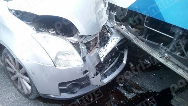 Σοβαρό τροχαίο με τραυματία στο Ιλιον -Συγκρούστηκαν αυτοκίνητα και λεωφορείο [εικόνες & βίντεο] | iefimerida.gr 1