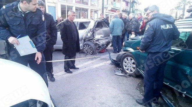 Σοβαρό τροχαίο με τραυματία στο Ιλιον -Συγκρούστηκαν αυτοκίνητα και λεωφορείο [εικόνες & βίντεο] | iefimerida.gr 2