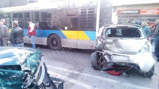 Σοβαρό τροχαίο με τραυματία στο Ιλιον -Συγκρούστηκαν αυτοκίνητα και λεωφορείο [εικόνες & βίντεο] | iefimerida.gr 0