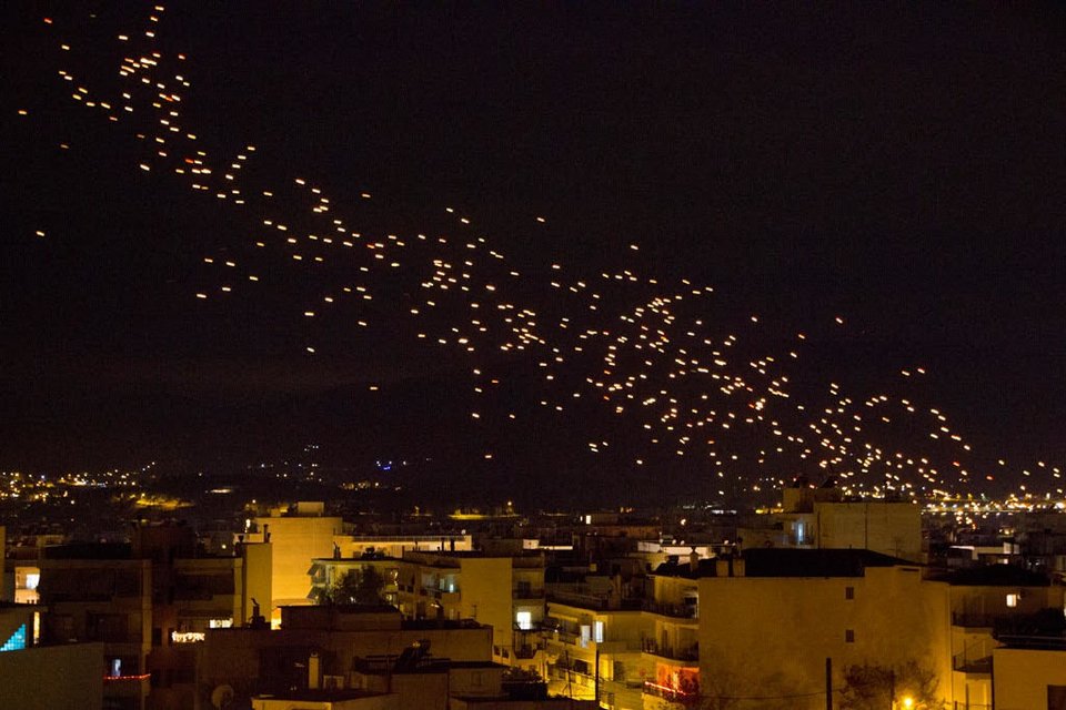Μαγεία στο Βόλο -Γέμισε φαναράκια ο ουρανός της πόλης [εικόνες & βίντεο] | iefimerida.gr 0