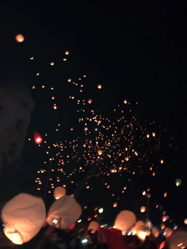 Μαγεία στο Βόλο -Γέμισε φαναράκια ο ουρανός της πόλης [εικόνες & βίντεο] | iefimerida.gr 2