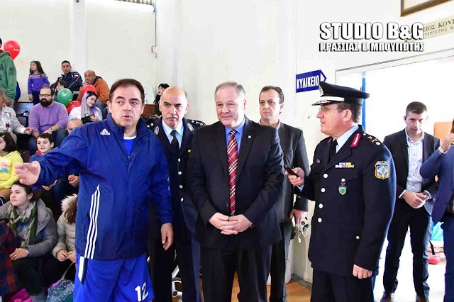 Bουλευτές πήγαν στο Ναύπλιο και έπαιξαν μπάσκετ για καλό σκοπό [εικόνες & βίντεο] | iefimerida.gr 0