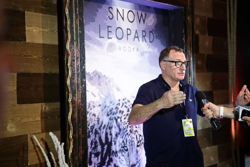 Ο Stephen Sparrow προτείνει στους Ελληνες: Πιείτε βότκα Snow Leopard με λεμόνι, λάιμ ή κίτρο, θα ενθουσιαστείτε | iefimerida.gr 0