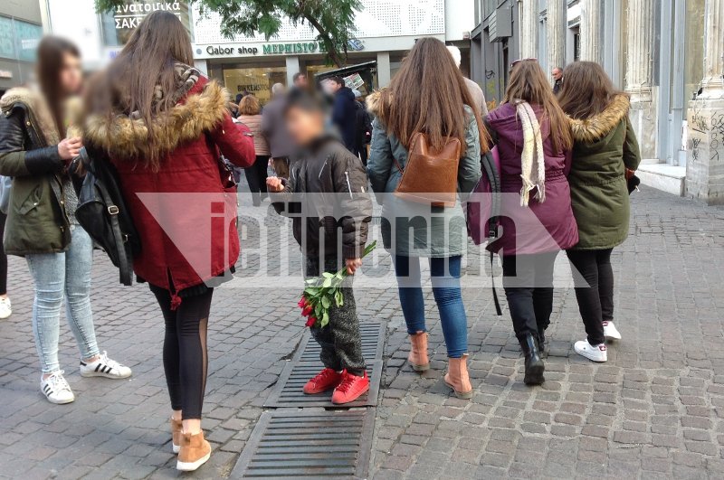 Δεκάδες μικρά παιδιά κατακλύζουν την Αθήνα και ζητιανεύουν -Είναι θύματα συμμοριών που τα εκμεταλλεύονται, λένε ΜΚΟ [εικόνες] | iefimerida.gr 3