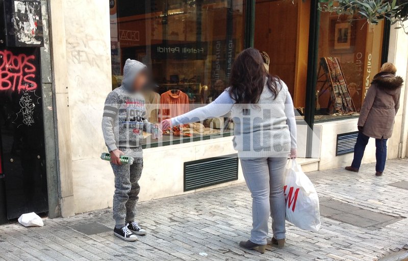 Δεκάδες μικρά παιδιά κατακλύζουν την Αθήνα και ζητιανεύουν -Είναι θύματα συμμοριών που τα εκμεταλλεύονται, λένε ΜΚΟ [εικόνες] | iefimerida.gr 4