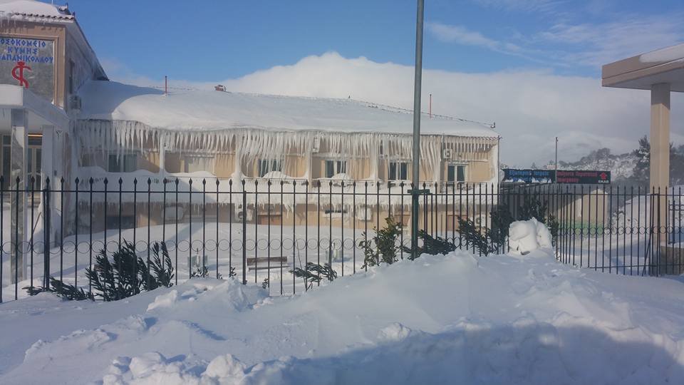«Ιγκλού» το νοσοκομείο Κύμης – «Θαμμένο» στο χιόνι και μη προσβάσιμο [εικόνες] | iefimerida.gr 0
