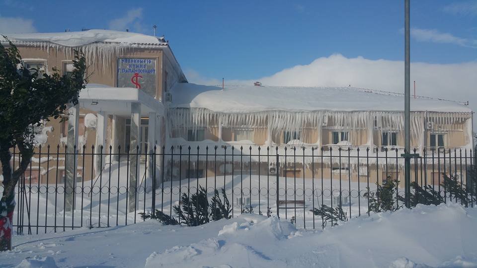«Ιγκλού» το νοσοκομείο Κύμης – «Θαμμένο» στο χιόνι και μη προσβάσιμο [εικόνες] | iefimerida.gr 1