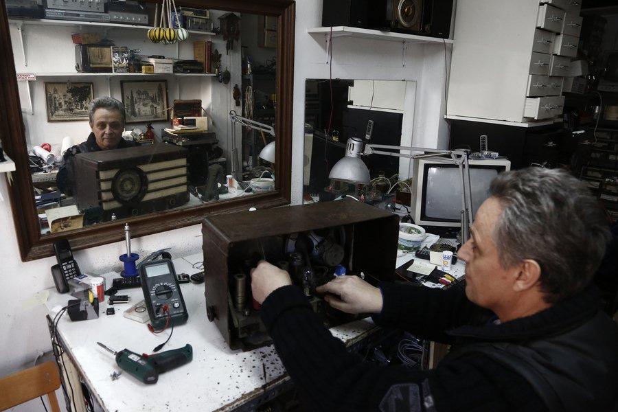 Επιδιορθώνει σπάνια ραδιόφωνα του μεσοπολέμου σε ένα εργαστήρι 40 τ.μ. στα Μεσόγεια [εικόνες]  | iefimerida.gr 0