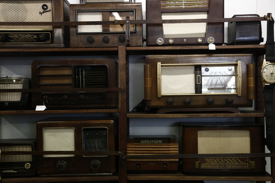 Επιδιορθώνει σπάνια ραδιόφωνα του μεσοπολέμου σε ένα εργαστήρι 40 τ.μ. στα Μεσόγεια [εικόνες]  | iefimerida.gr 1