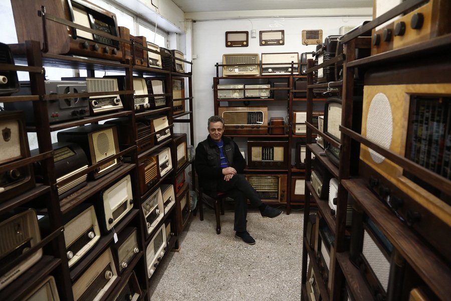 Επιδιορθώνει σπάνια ραδιόφωνα του μεσοπολέμου σε ένα εργαστήρι 40 τ.μ. στα Μεσόγεια [εικόνες]  | iefimerida.gr 2