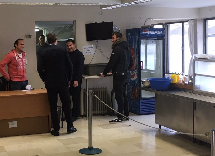 Αιφνιδιαστική επίσκεψη Μητσοτάκη στα ΜΑΤ: Γευμάτισε μαζί τους στο εστιατόρια [εικόνες] | iefimerida.gr 2