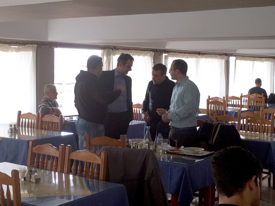 Αιφνιδιαστική επίσκεψη Μητσοτάκη στα ΜΑΤ: Γευμάτισε μαζί τους στο εστιατόρια [εικόνες] | iefimerida.gr 1