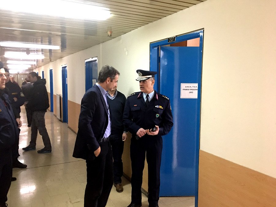 Αιφνιδιαστική επίσκεψη Μητσοτάκη στα ΜΑΤ: Γευμάτισε μαζί τους στο εστιατόρια [εικόνες] | iefimerida.gr 0