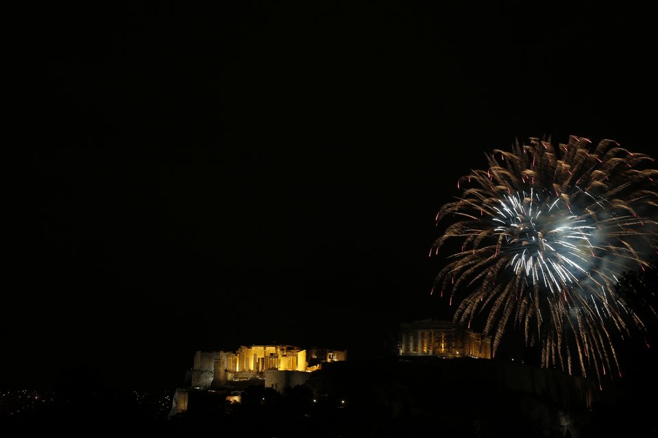Ετσι υποδέχθηκαν Αθήνα και Θεσσαλονίκη το 2017 [εικόνες] | iefimerida.gr 0