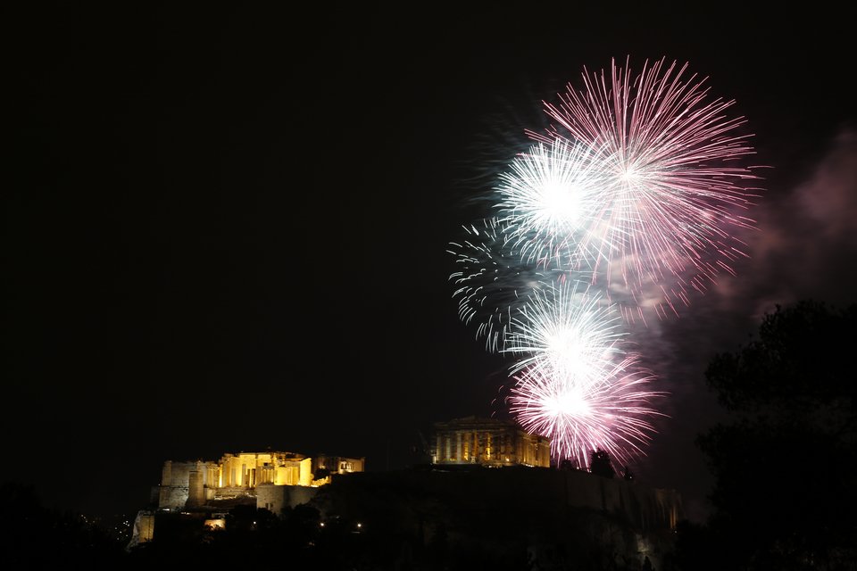 Ετσι υποδέχθηκαν Αθήνα και Θεσσαλονίκη το 2017 [εικόνες] | iefimerida.gr 1
