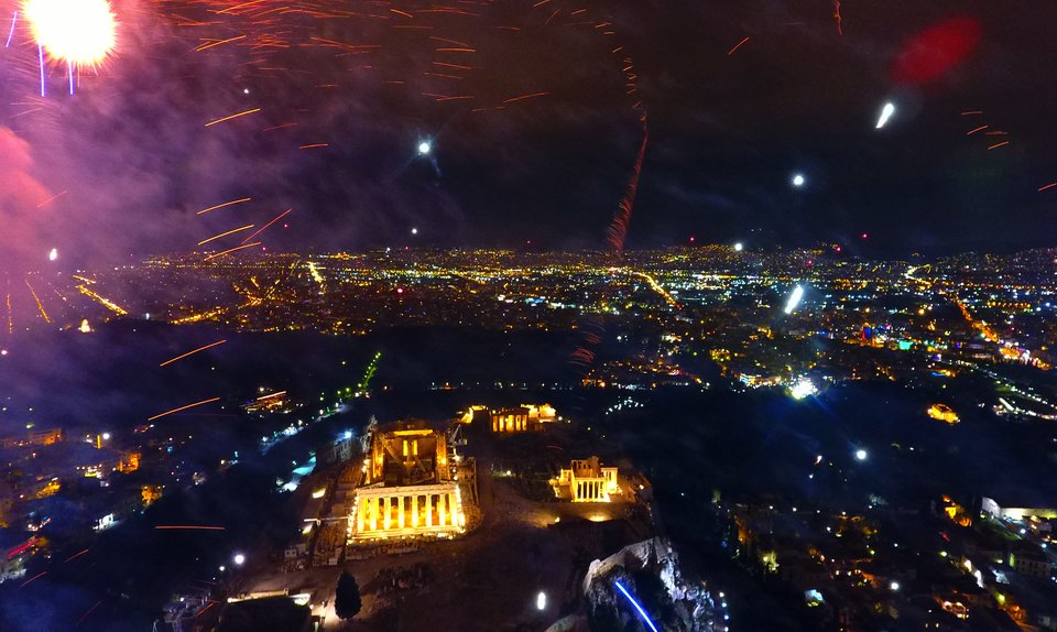 Ετσι υποδέχθηκαν Αθήνα και Θεσσαλονίκη το 2017 [εικόνες] | iefimerida.gr 3