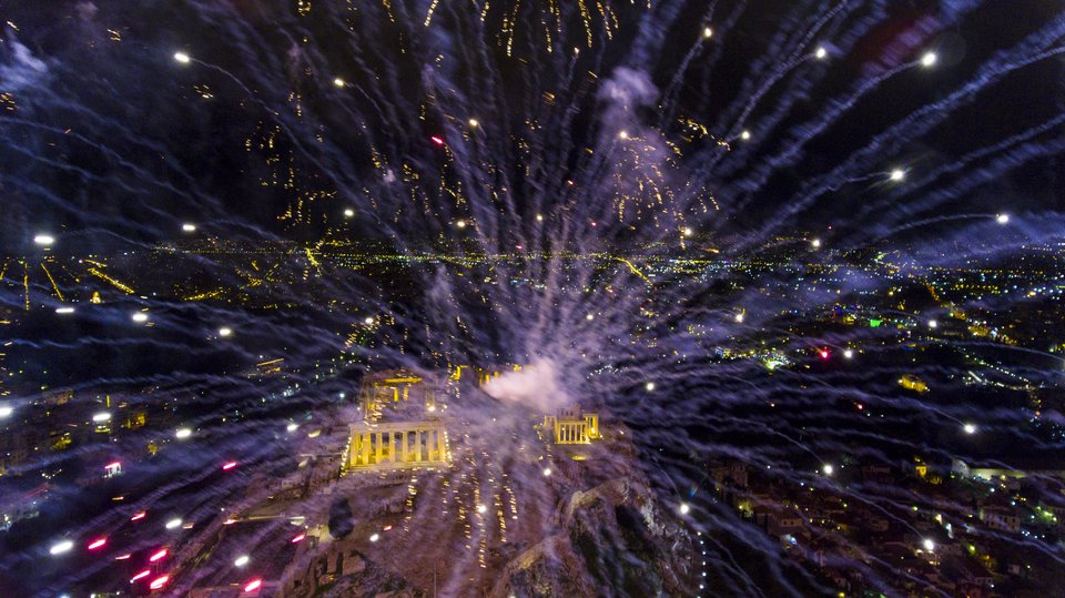 Ετσι υποδέχθηκαν Αθήνα και Θεσσαλονίκη το 2017 [εικόνες] | iefimerida.gr 4