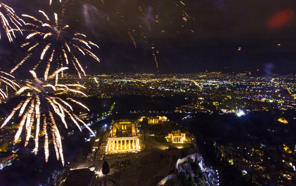 Ετσι υποδέχθηκαν Αθήνα και Θεσσαλονίκη το 2017 [εικόνες] | iefimerida.gr 5