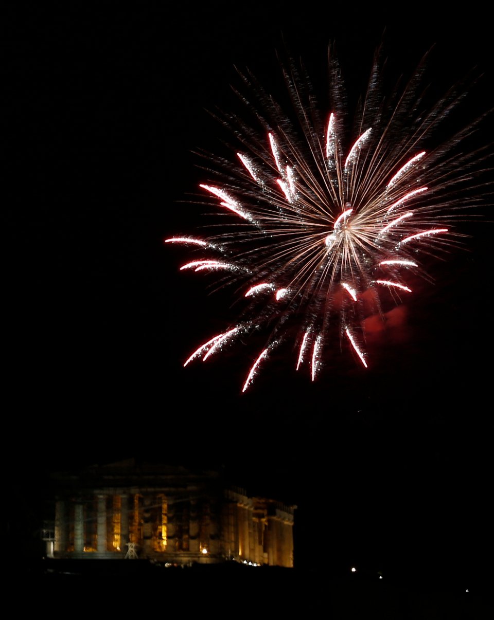 Ετσι υποδέχθηκαν Αθήνα και Θεσσαλονίκη το 2017 [εικόνες] | iefimerida.gr 6