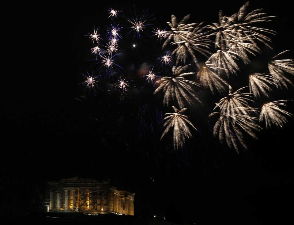 Ετσι υποδέχθηκαν Αθήνα και Θεσσαλονίκη το 2017 [εικόνες] | iefimerida.gr 7
