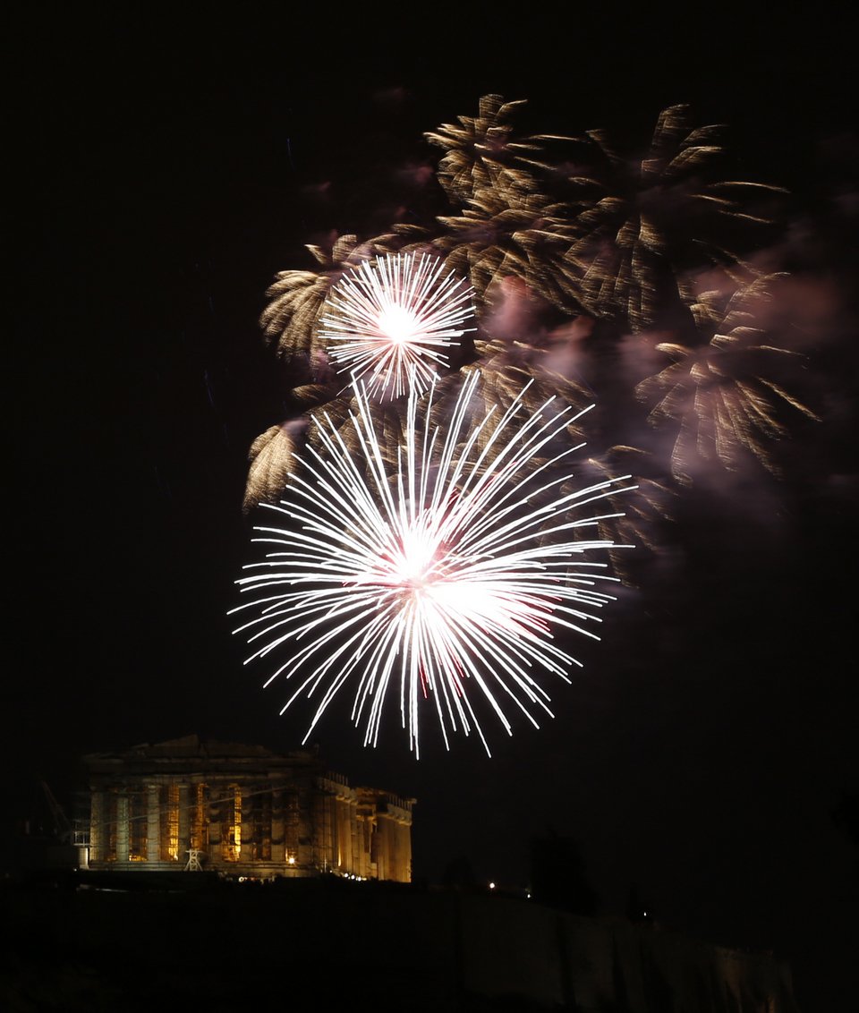 Ετσι υποδέχθηκαν Αθήνα και Θεσσαλονίκη το 2017 [εικόνες] | iefimerida.gr 8