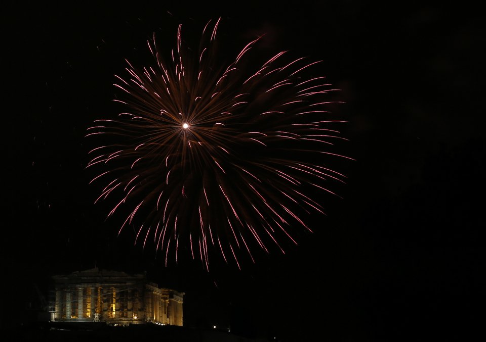 Ετσι υποδέχθηκαν Αθήνα και Θεσσαλονίκη το 2017 [εικόνες] | iefimerida.gr 9