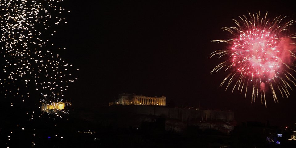 Ετσι υποδέχθηκαν Αθήνα και Θεσσαλονίκη το 2017 [εικόνες] | iefimerida.gr 10