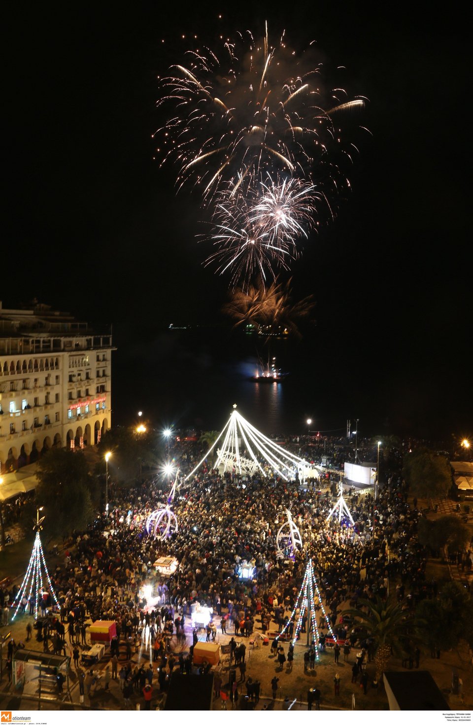 Ετσι υποδέχθηκαν Αθήνα και Θεσσαλονίκη το 2017 [εικόνες] | iefimerida.gr 12