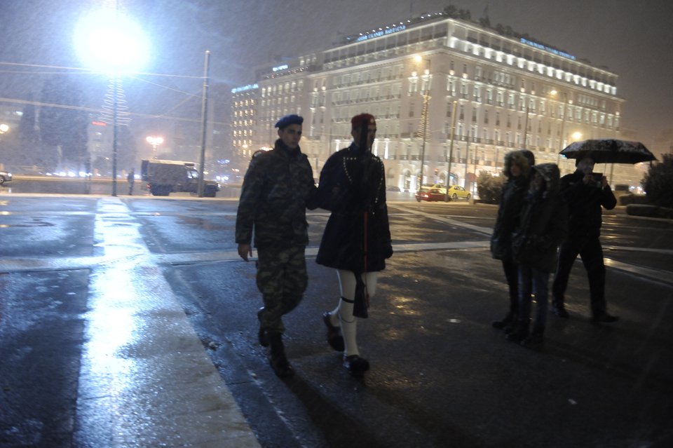 Πάγωσαν οι τσολιάδες στο Σύνταγμα -Αλλαζαν φρουρά υποβασταζόμενοι [εικόνες & βίντεο]  | iefimerida.gr 1