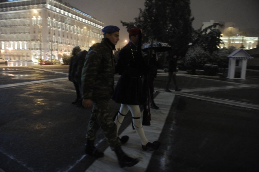 Πάγωσαν οι τσολιάδες στο Σύνταγμα -Αλλαζαν φρουρά υποβασταζόμενοι [εικόνες & βίντεο]  | iefimerida.gr 2