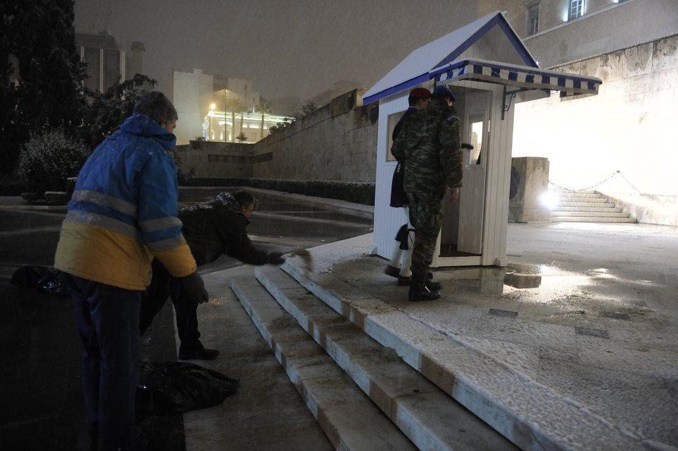 Πάγωσαν οι τσολιάδες στο Σύνταγμα -Αλλαζαν φρουρά υποβασταζόμενοι [εικόνες & βίντεο]  | iefimerida.gr 3