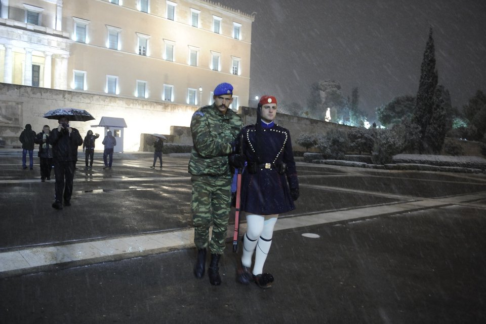 Πάγωσαν οι τσολιάδες στο Σύνταγμα -Αλλαζαν φρουρά υποβασταζόμενοι [εικόνες & βίντεο]  | iefimerida.gr 4