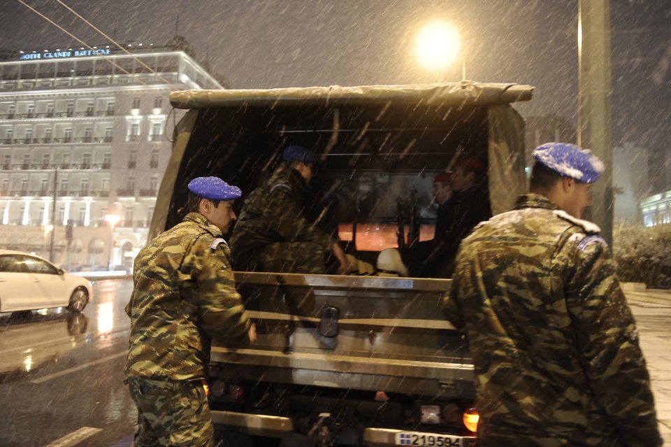 Πάγωσαν οι τσολιάδες στο Σύνταγμα -Αλλαζαν φρουρά υποβασταζόμενοι [εικόνες & βίντεο]  | iefimerida.gr 5