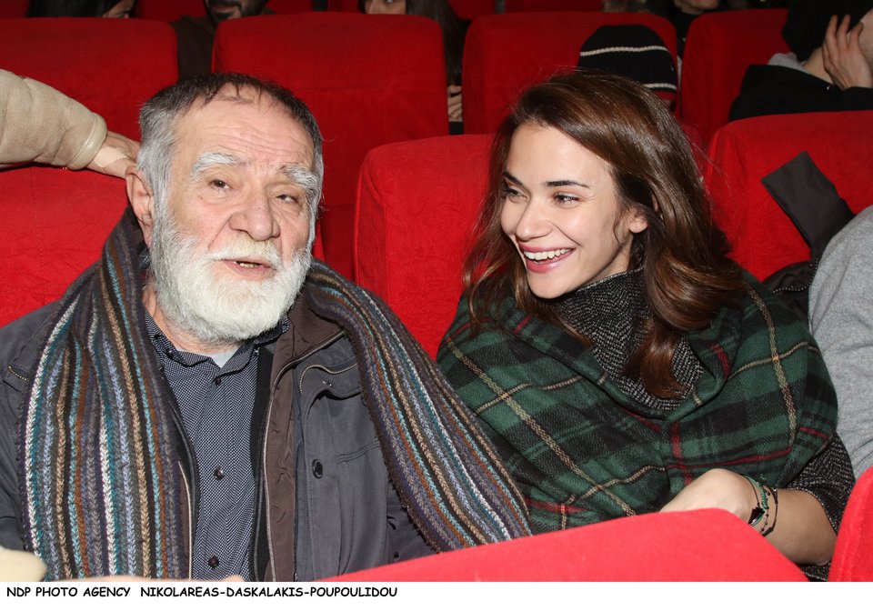 Η έξοδος της Αννας Μπουσδούκου με τον πατέρα της στο θέατρο [εικόνες] | iefimerida.gr 0