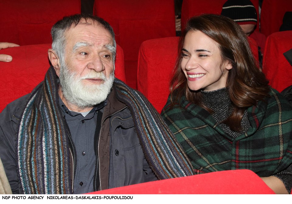 Η έξοδος της Αννας Μπουσδούκου με τον πατέρα της στο θέατρο [εικόνες] | iefimerida.gr 1