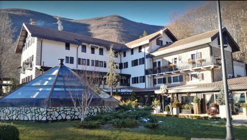 Ιταλία: Απολαμβάνουν το ξενοδοχείο Rigopiano πριν το καταπλακώσει η χιονοστιβάδα [εικόνες & βίντεο]  | iefimerida.gr 2