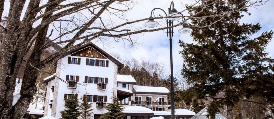 Ιταλία: Απολαμβάνουν το ξενοδοχείο Rigopiano πριν το καταπλακώσει η χιονοστιβάδα [εικόνες & βίντεο]  | iefimerida.gr 0