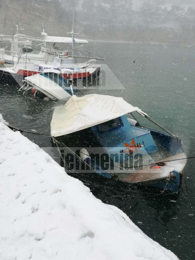 Η Αλόννησος εκπέμπει SOS: 1,5 μέτρο χιόνι, περιοχές χωρίς ρεύμα και νερό -Ο χιονιάς βύθισε βάρκες [εικόνες] | iefimerida.gr 5