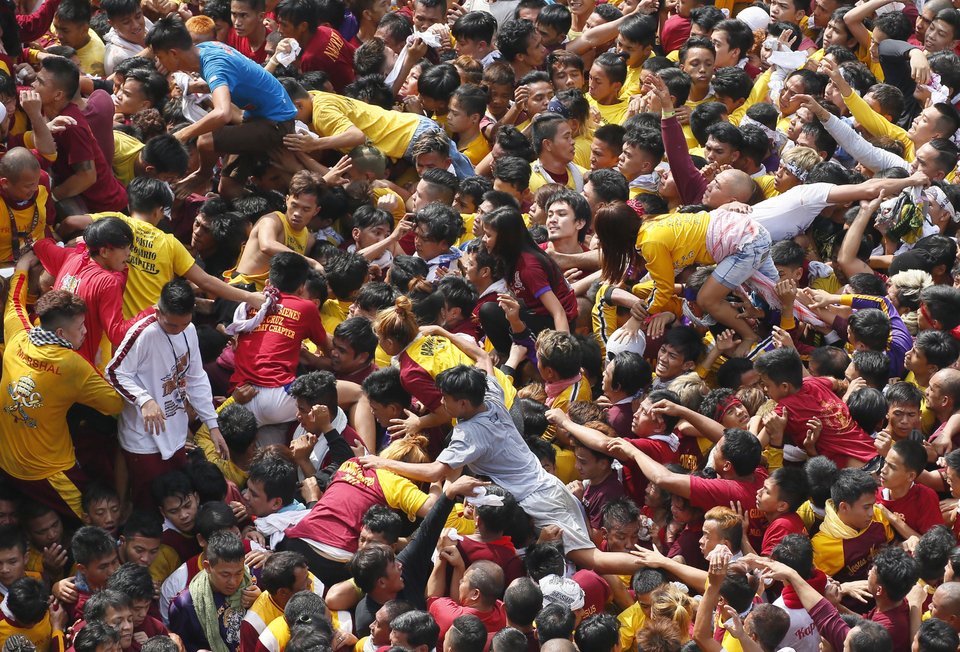 Λαοθάλασσα στη Μανίλα για τον «Μαύρο Ναζωραίο» -Θεραπεύει και φέρνει τύχη [εικόνες]  | iefimerida.gr 1