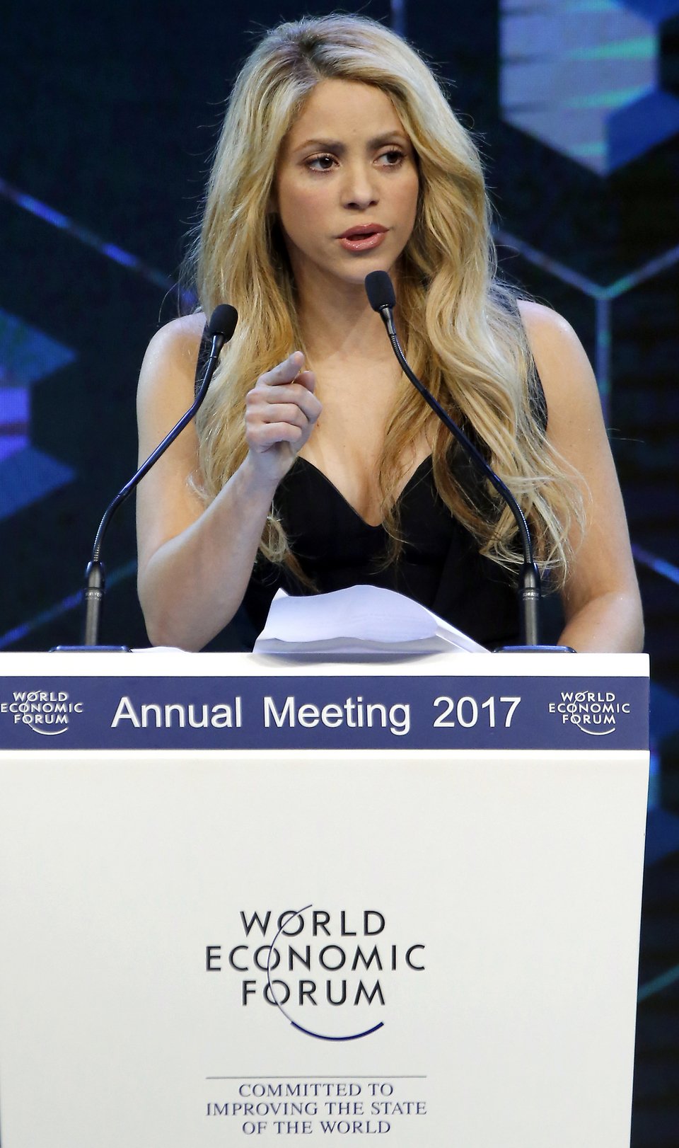 Σακίρα στο Οικονομικό Φόρουμ του Νταβός: Στηρίξτε τα μη προνομιούχα παιδιά | iefimerida.gr 0