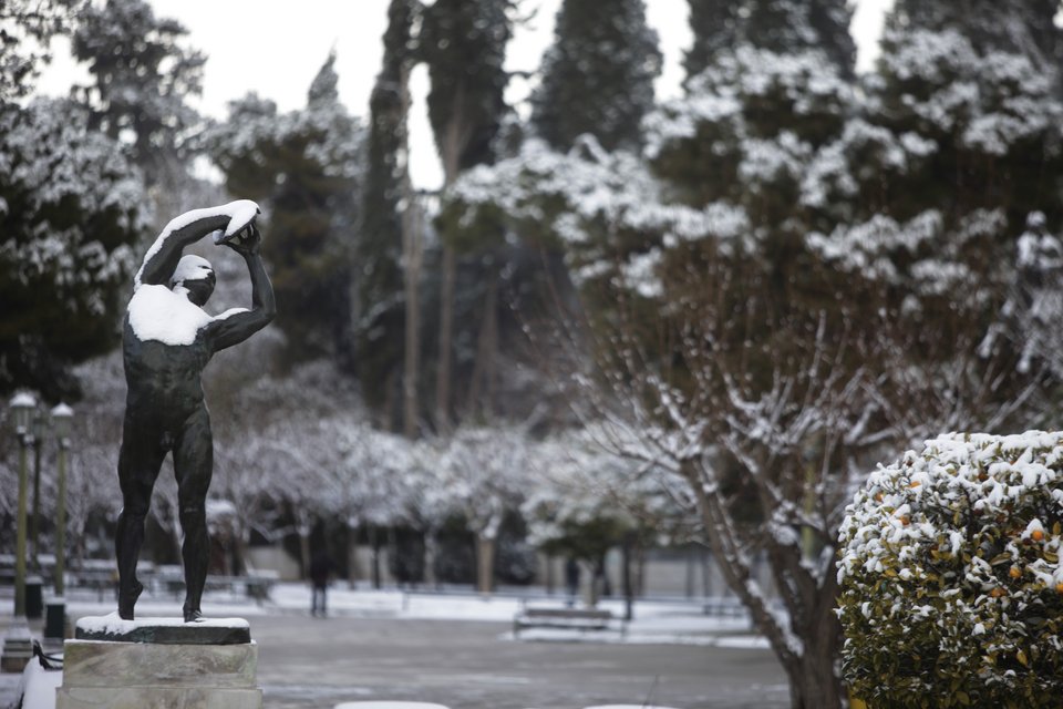 Η Αθήνα είναι πιο όμορφη χιονισμένη -Kαρέ από το κέντρο της πόλης [εικόνες] | iefimerida.gr 1