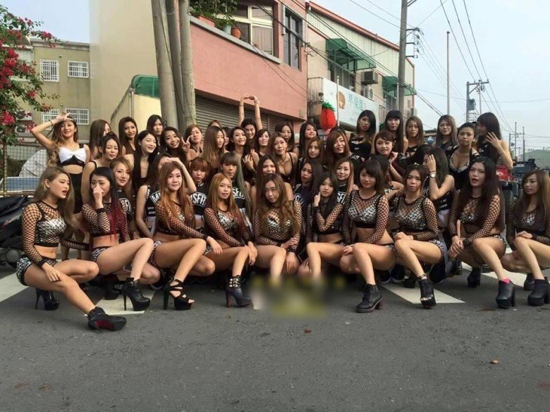 Ταϊβάν: 50 pole dancers συνοδεύουν 76χρονο πολιτικό στην τελευταία του κατοικία [εικόνες & βίντεο] | iefimerida.gr 1