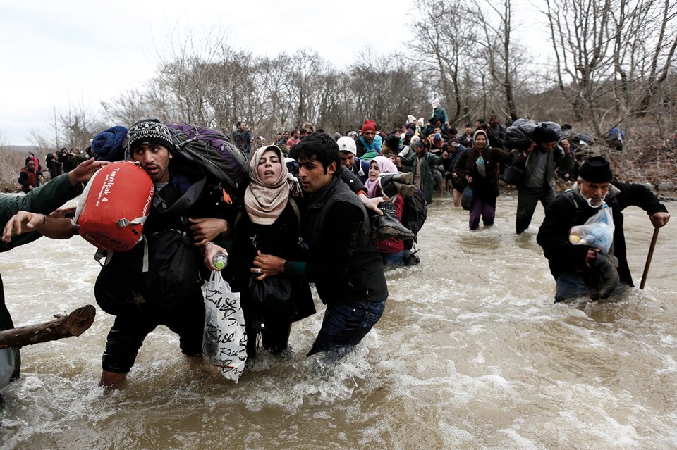Εντεκα φωτορεπόρτερ ακολουθούν τη διαδρομή των προσφύγων σε ένα βιβλίο [εικόνες]  | iefimerida.gr 2
