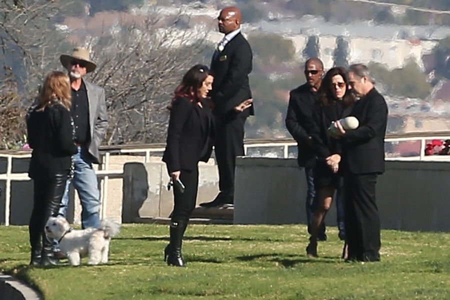 Τεφροδόχο σε σχήμα Prozac χρησιμοποίησαν για τις στάχτες της Carrie Fisher [εικόνες] | iefimerida.gr 4