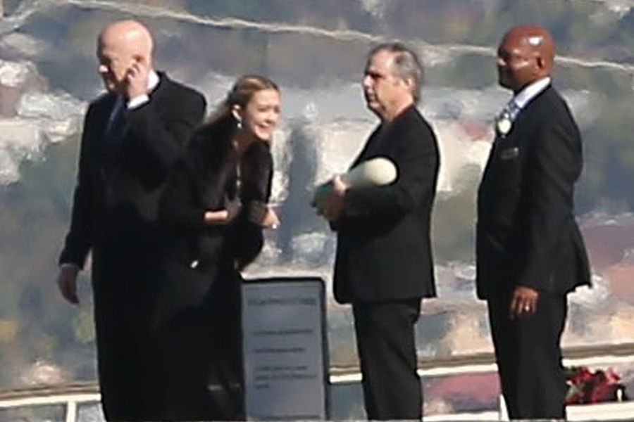 Τεφροδόχο σε σχήμα Prozac χρησιμοποίησαν για τις στάχτες της Carrie Fisher [εικόνες] | iefimerida.gr 5