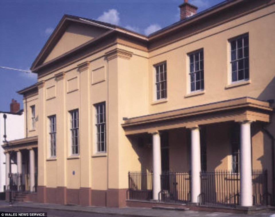 Η έπαυλη εκατομμυρίων που πωλήθηκε για 1,17 ευρώ στην Ουαλία [εικόνες] | iefimerida.gr 0