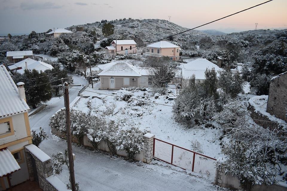 Στα λευκά ντύθηκε η Κεφαλονιά -Μετά από 30 χρόνια! [εικόνες] | iefimerida.gr 7