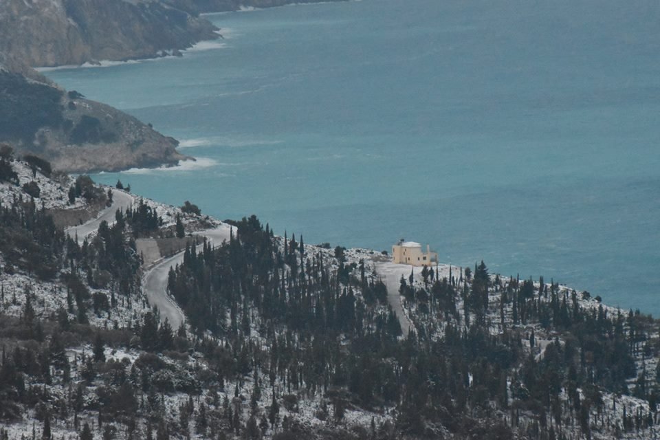 Στα λευκά ντύθηκε η Κεφαλονιά -Μετά από 30 χρόνια! [εικόνες] | iefimerida.gr 9